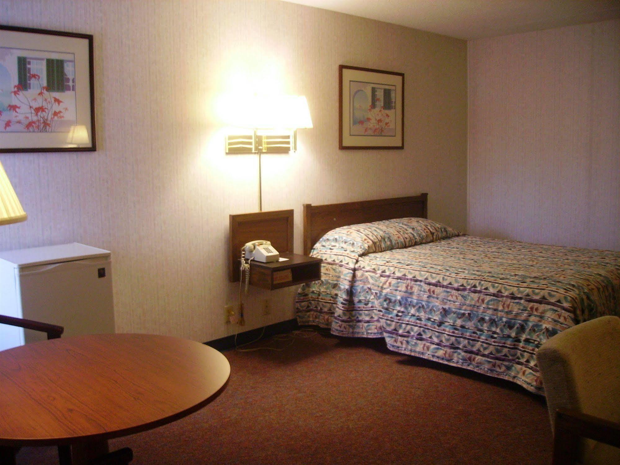 Red Carpet Inn Fanta Suites Hotel グリーンウッド エクステリア 写真