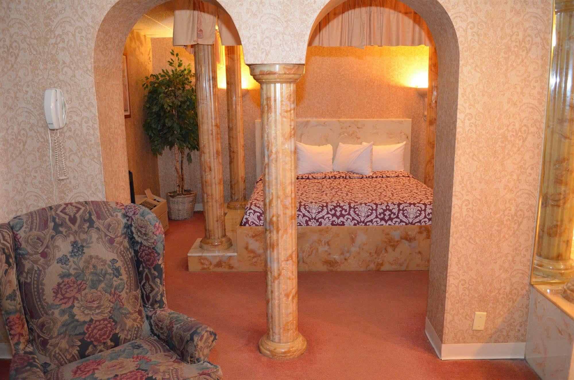 Red Carpet Inn Fanta Suites Hotel グリーンウッド エクステリア 写真