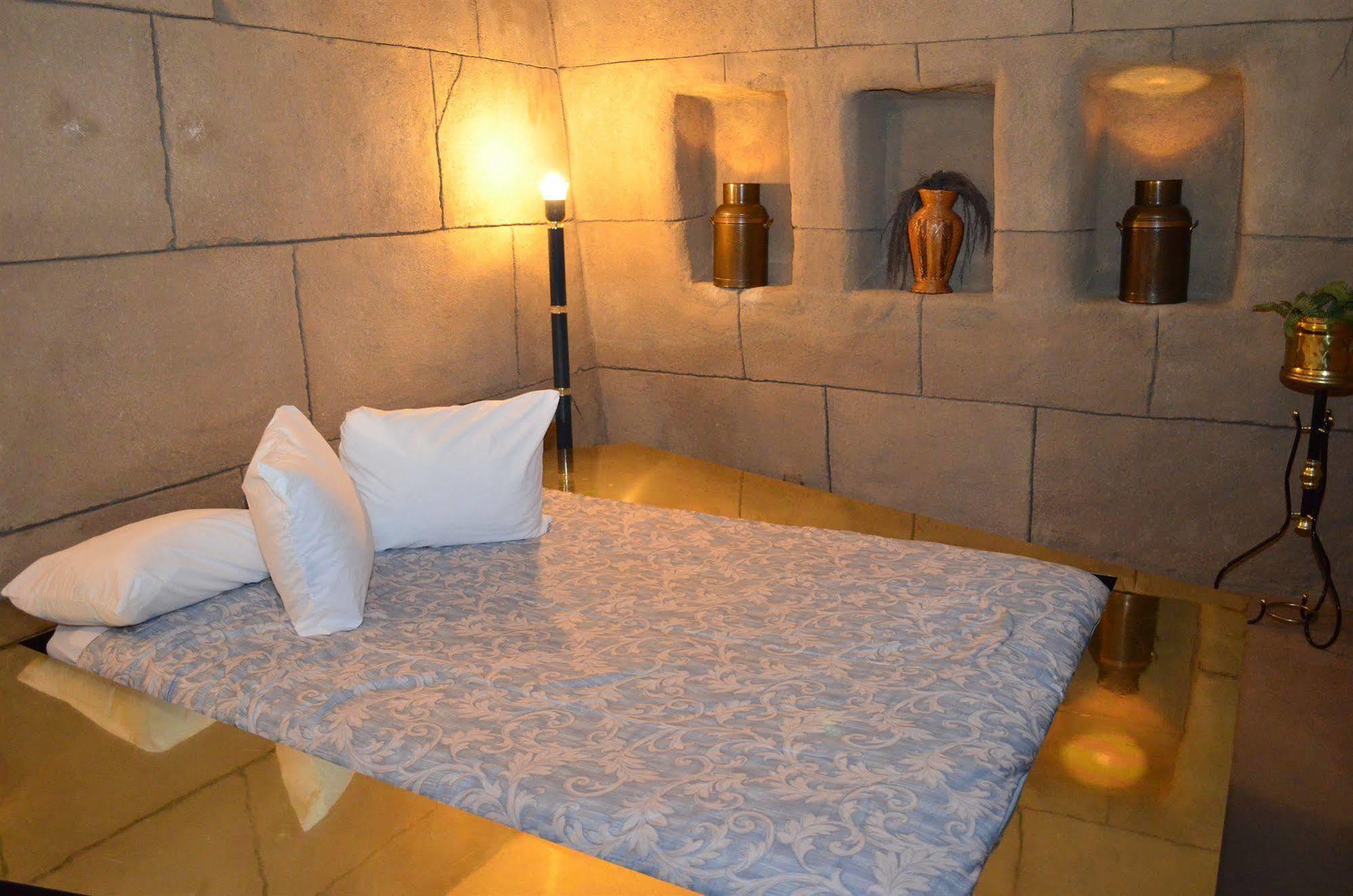 Red Carpet Inn Fanta Suites Hotel グリーンウッド エクステリア 写真