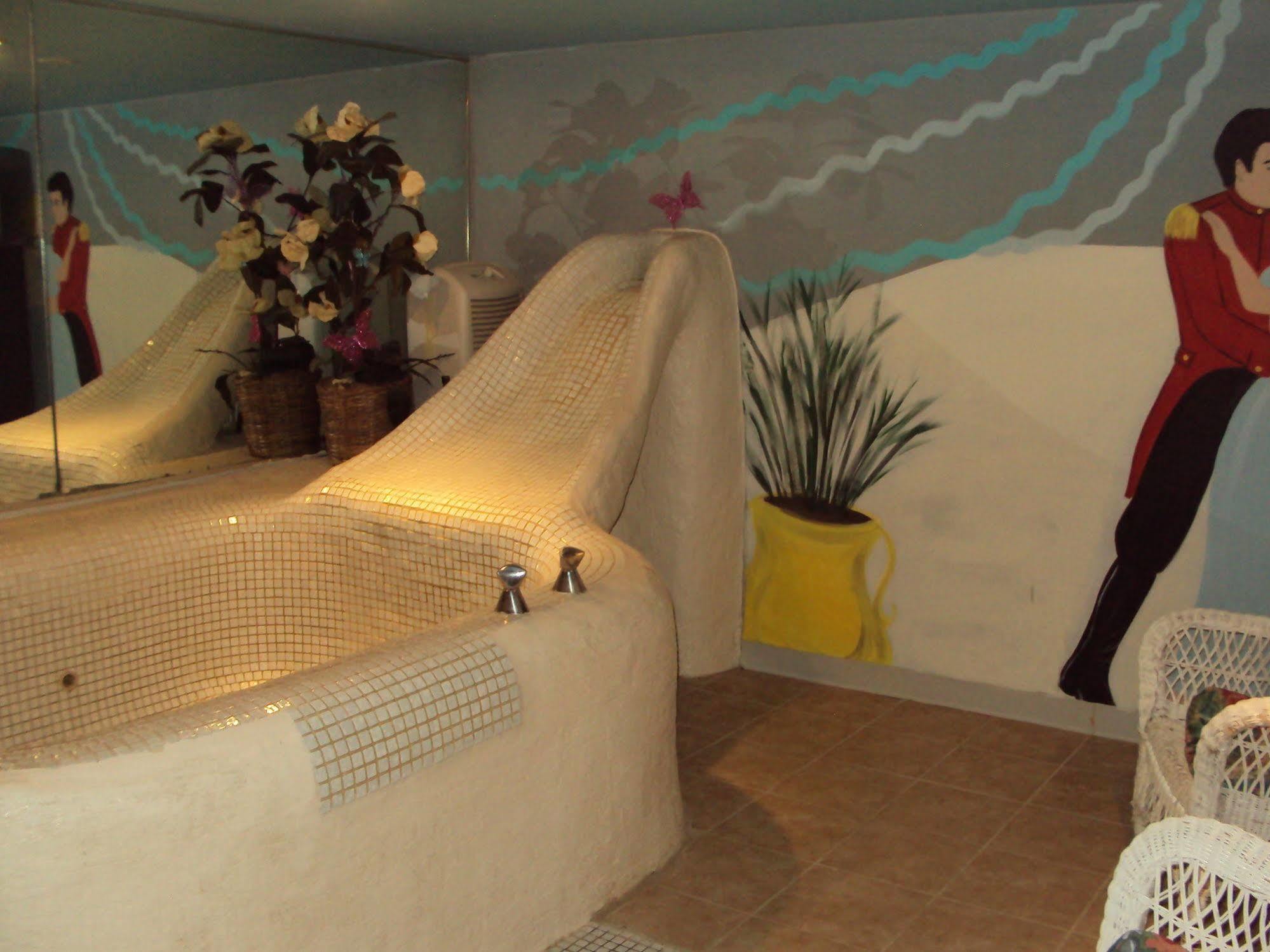 Red Carpet Inn Fanta Suites Hotel グリーンウッド エクステリア 写真