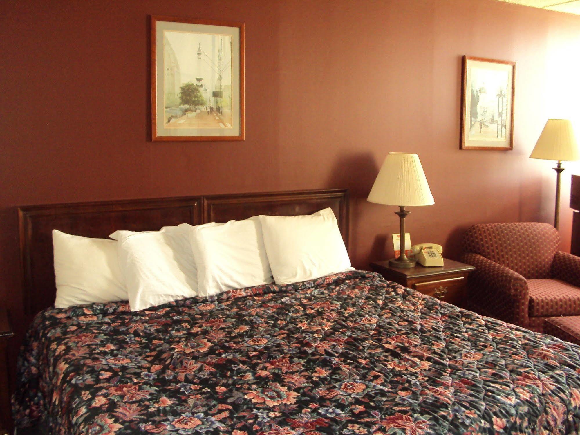 Red Carpet Inn Fanta Suites Hotel グリーンウッド エクステリア 写真