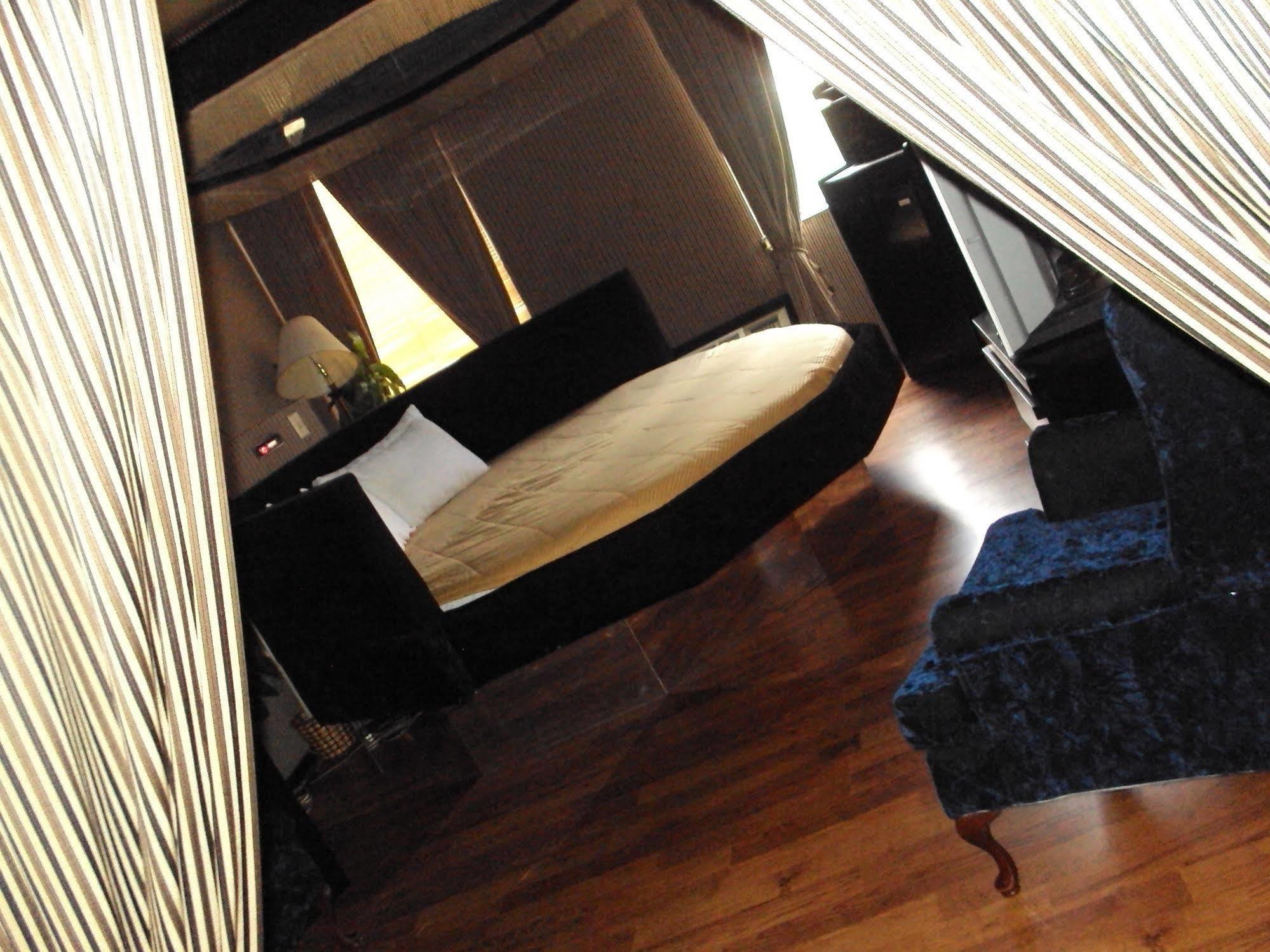 Red Carpet Inn Fanta Suites Hotel グリーンウッド エクステリア 写真